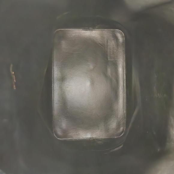 Elegant YSL Black Croc-Embossed Bucket Bag - Picture 9 of 12